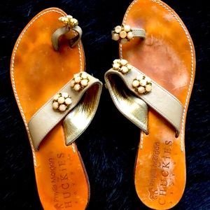 Chuckles NY Sz 9 beige sandals w/color stones